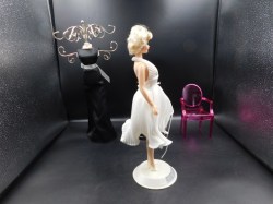 marilyn white dress side